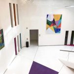 mise en scène artistique et tableaux dans hall d'entreprise installé par arts affaires