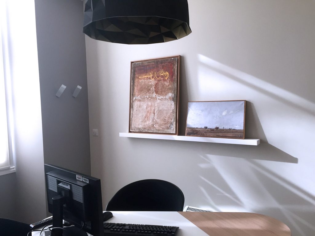 location tableau et accrochage dans bureau par arts affaires