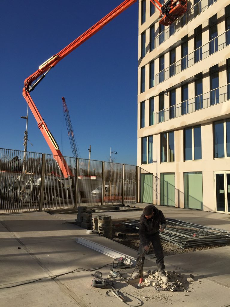 Installation artistique sur le parvis de la Casden par Arts Affaires