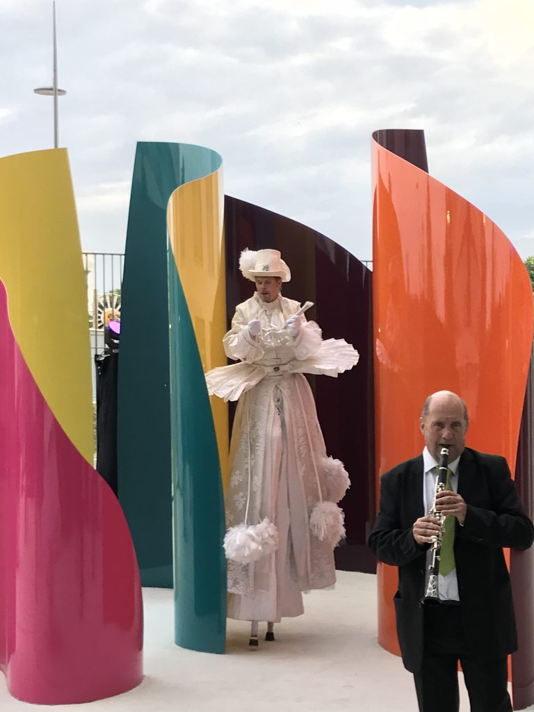 Vernissage festif de l'oeuvre d'art sur le pervis de l'immeuble de la Casden, organisé par Arts Affaires